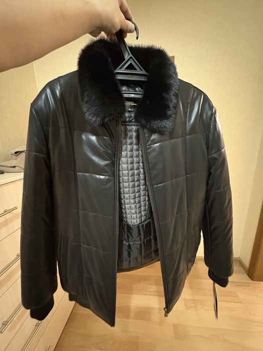 Стильная мужская кожаная куртка с норковым воротником