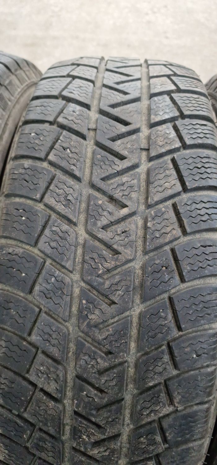 215 65 16 Duster Michelin 4 anvelope iarna vara ca noi