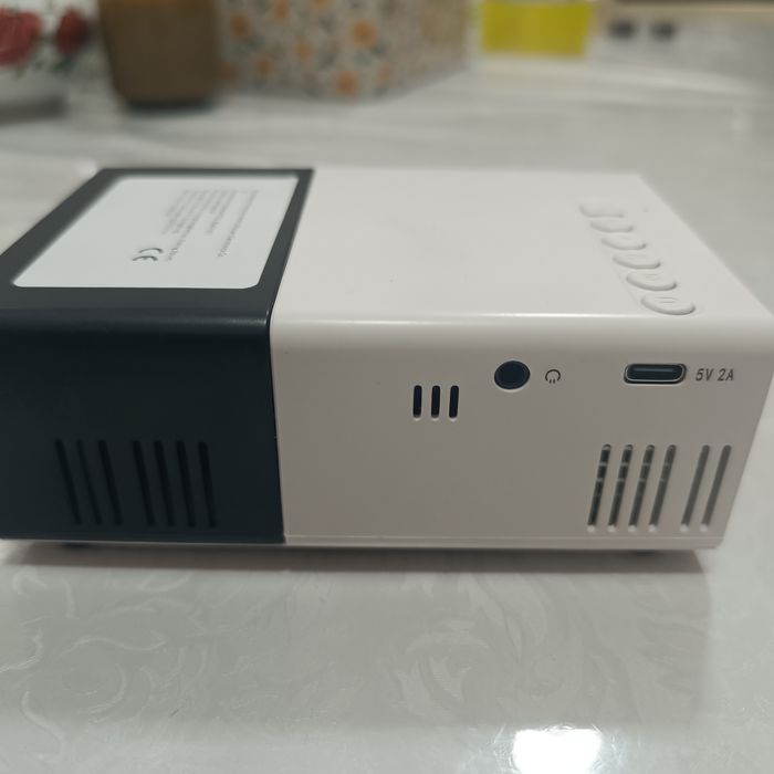 Проектор изображения на стену.