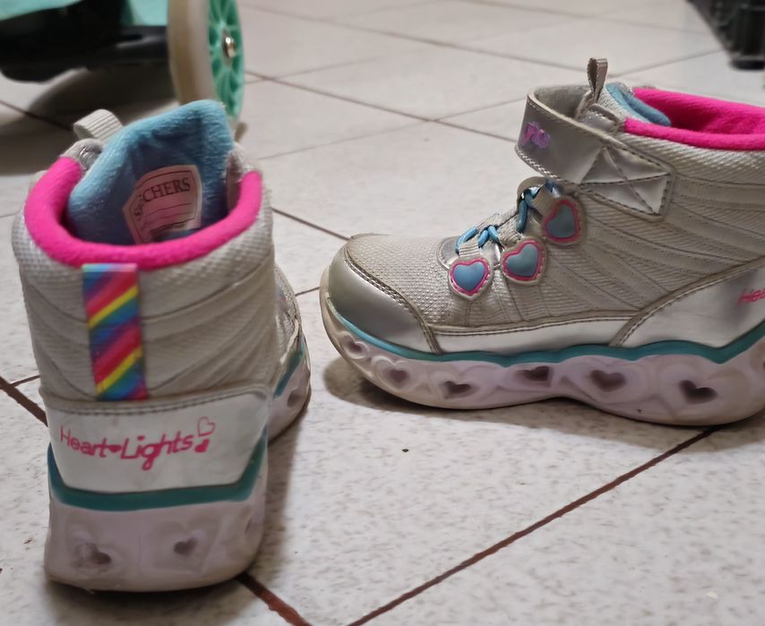 Skechers - Спортни обувки Heart Lights-Sweet с LED светлини, Сребрист