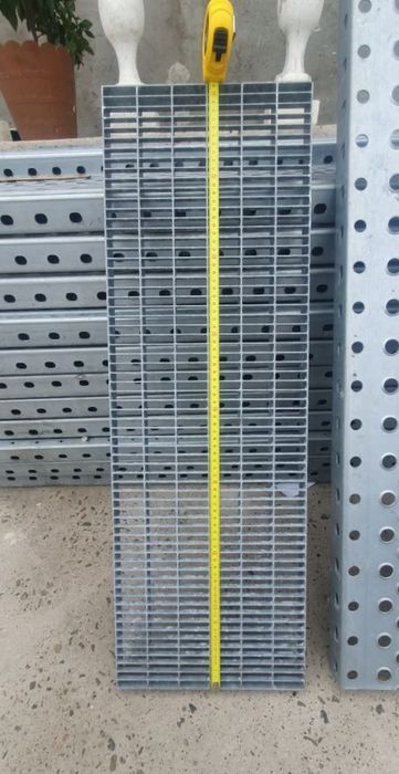 Vând trepte zincate metalice dacă va interesează sunaț la Nr de telefo