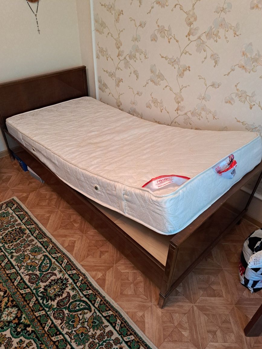 Матрац практически новый в отличном состоянии