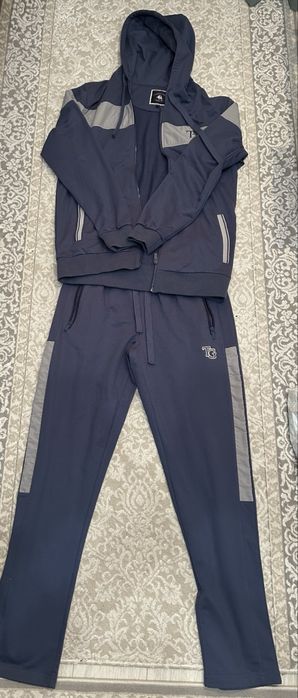 Срочно! Продаю новую спортивку синего цвета.