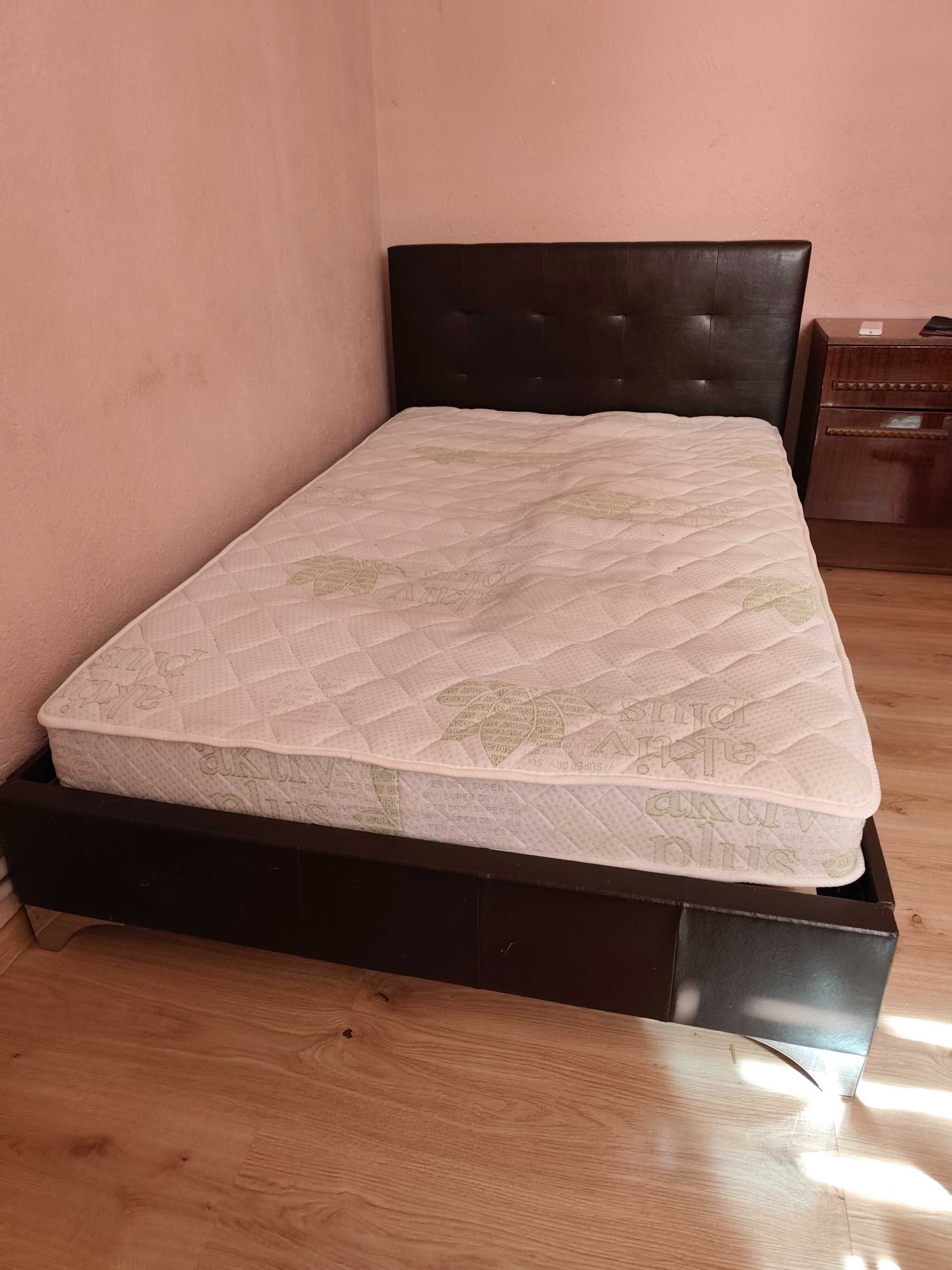 Продавам легло+ Два броя спални+ матраци в много добро състояние