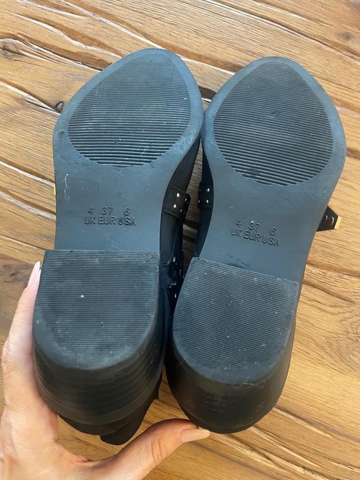 Botine din piele întoarsă neagră cu modele metalice aurii