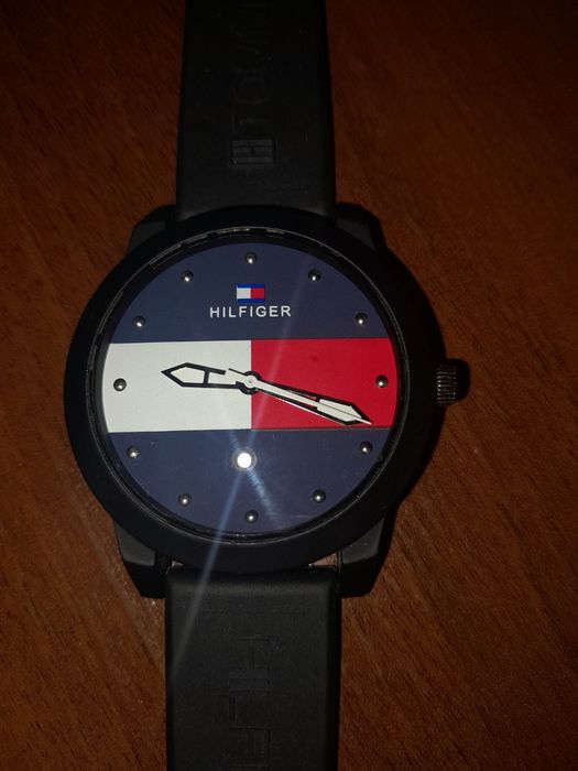 Часы томми хилфигер