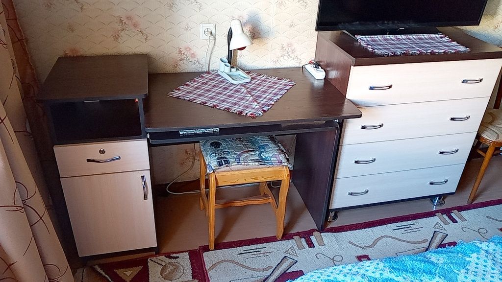 Комод и письменный стол