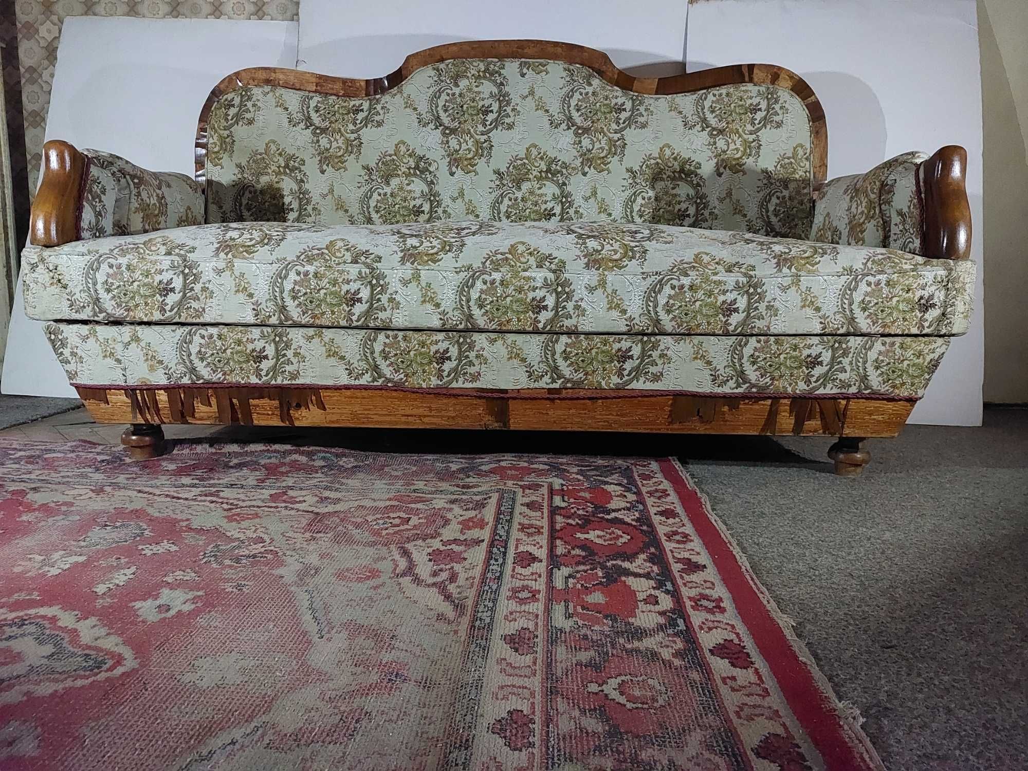 Canapea in stil antic