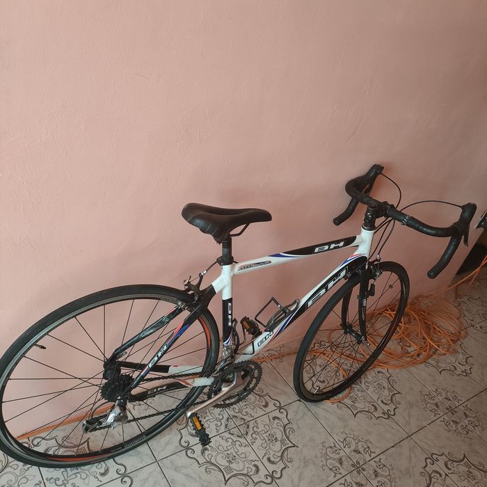 Vând bicicletă curse BH bikes