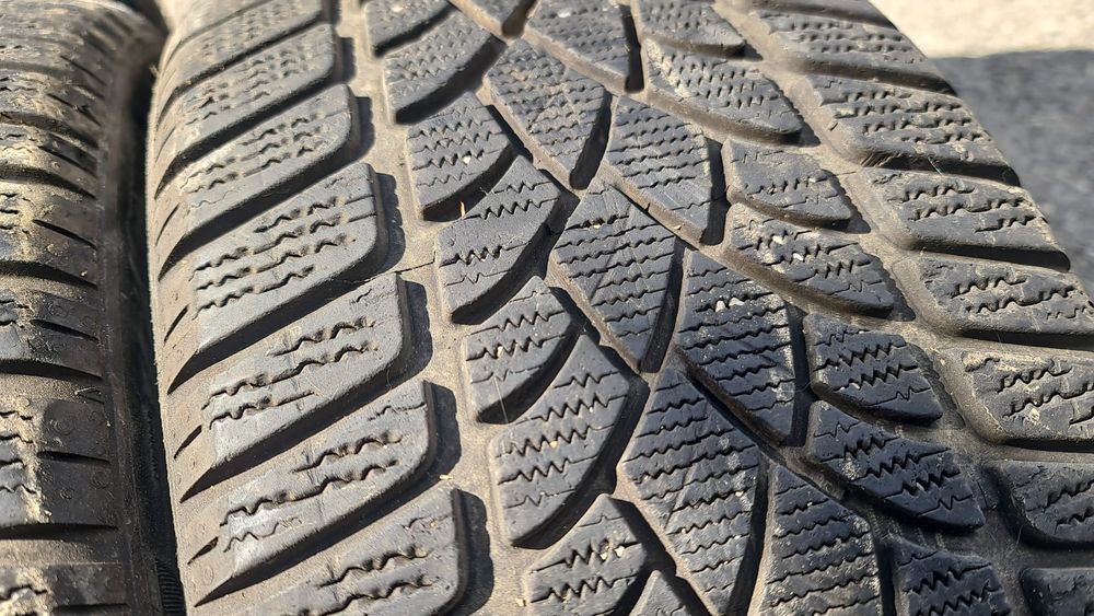 255 35 20 Dunlop 2 anvelope iarna ca noi