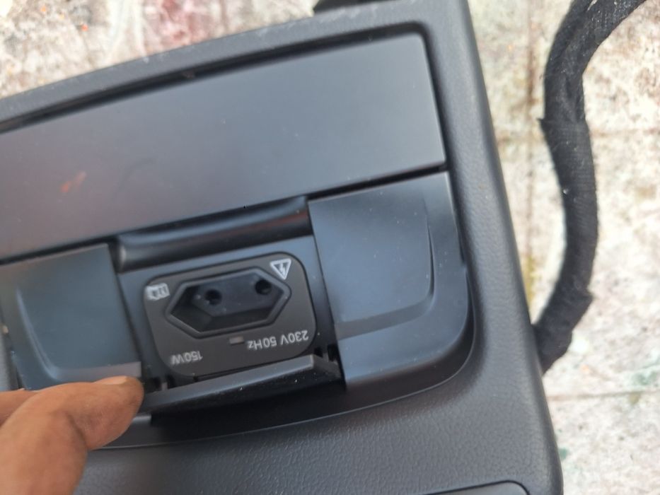 Invertor priza cotiera Audi A4 A5 230 V 150 W