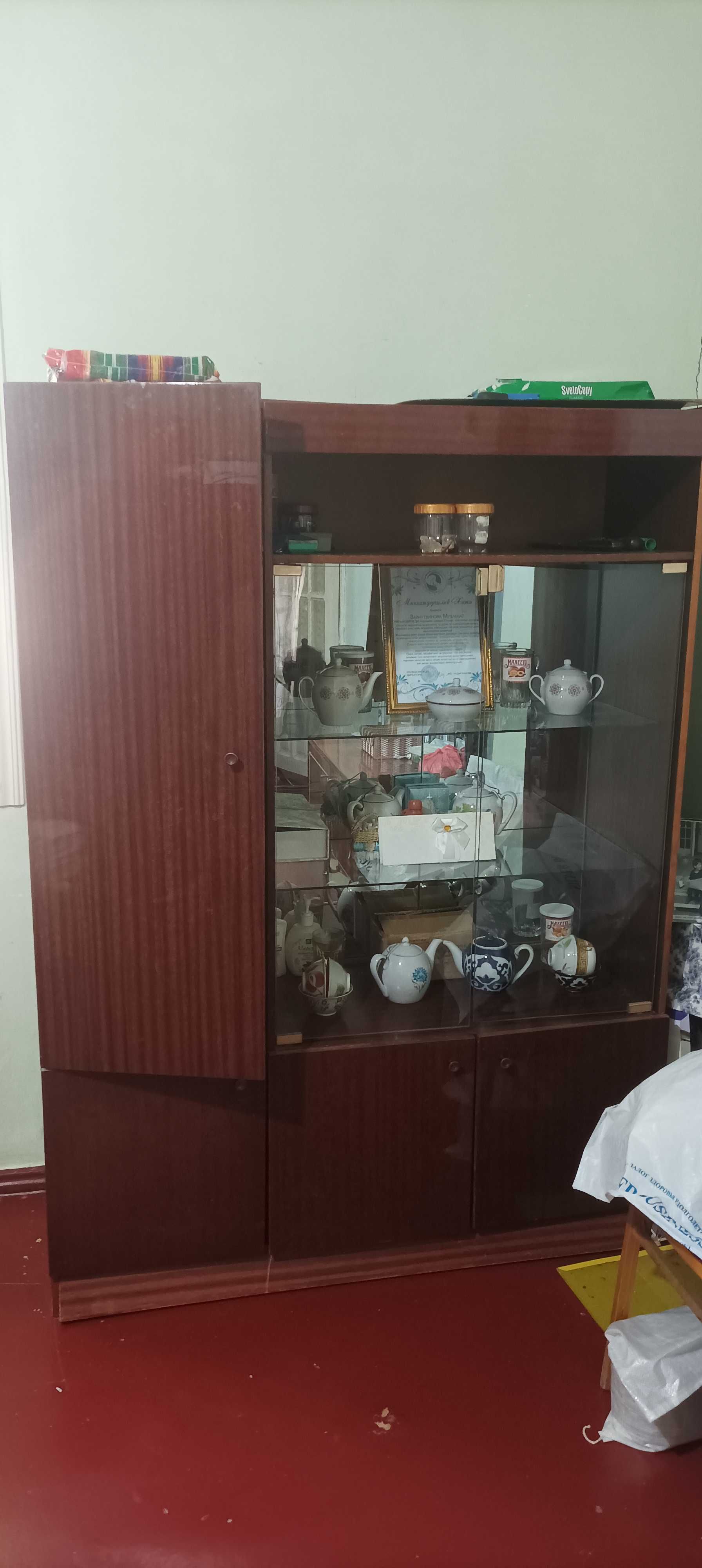 Продаётся старый советский шкаф, трюмо, и сервант в среднем состоянии,