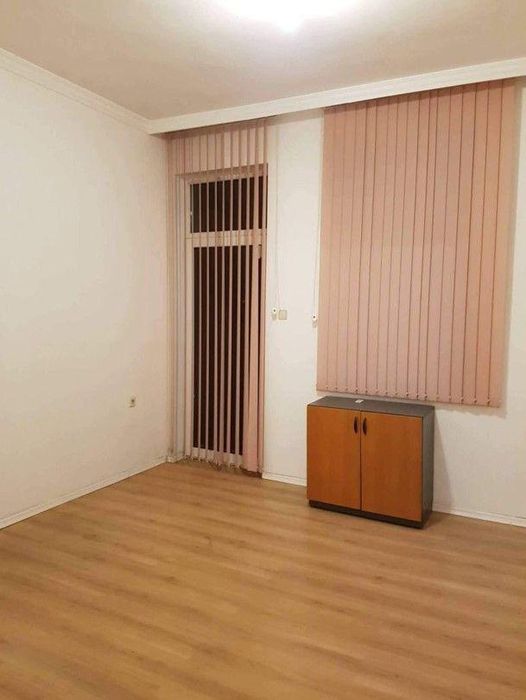 Дава се под наем Тристаен апартамент в София, Център - 100 кв.м за 611.49 € - Снимка #2