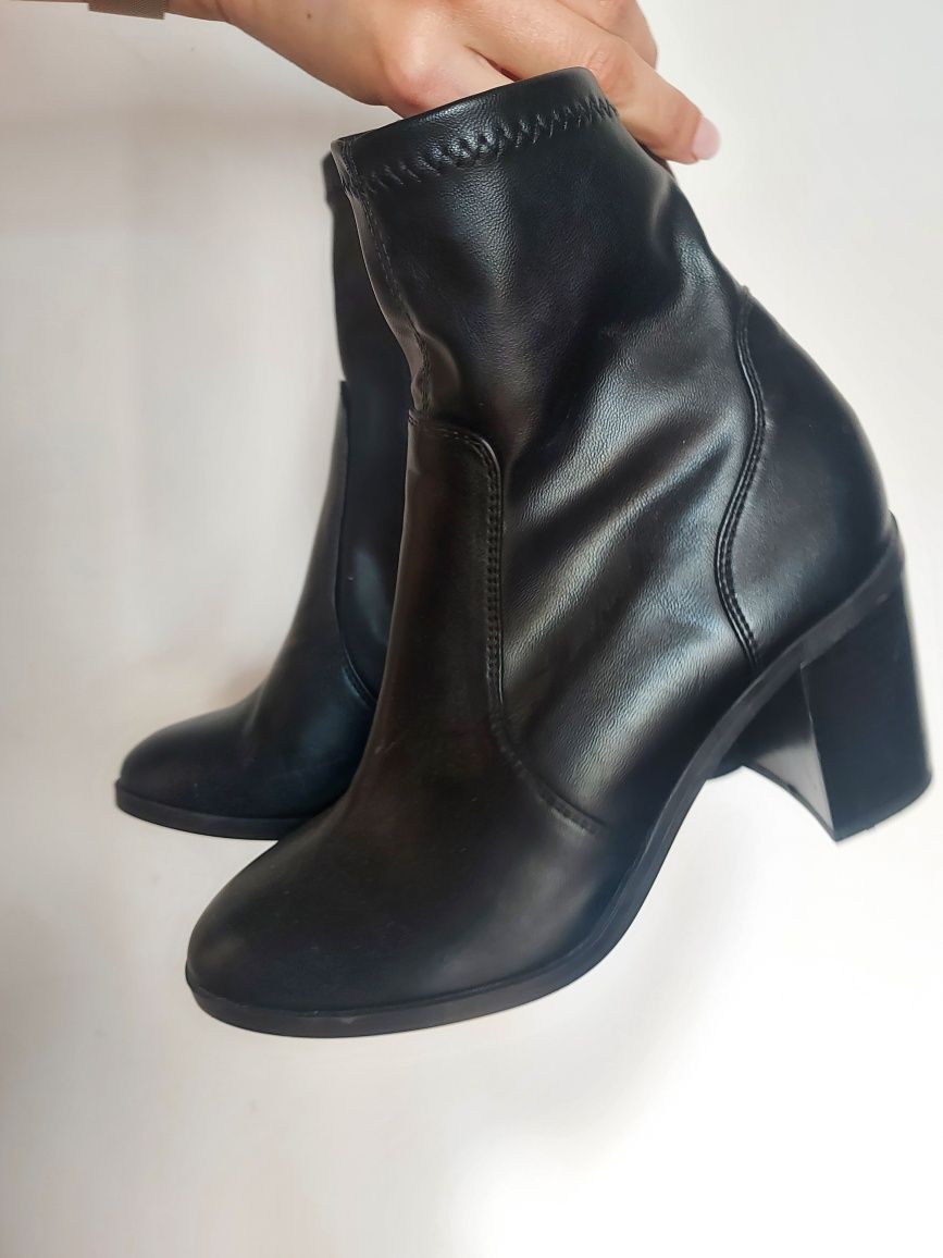 Botine nr 37 și 38 Stradivarius/Bershka