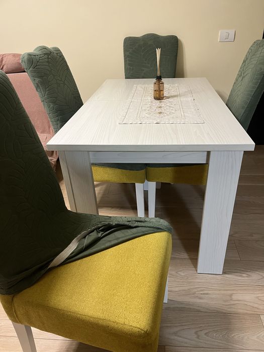 Vand masa extensibila cu 4 sc,in stare foarte buna,folosita cu grija ,