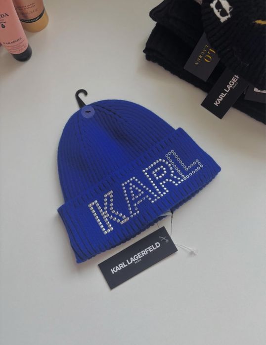 Шапка от бренда Karl