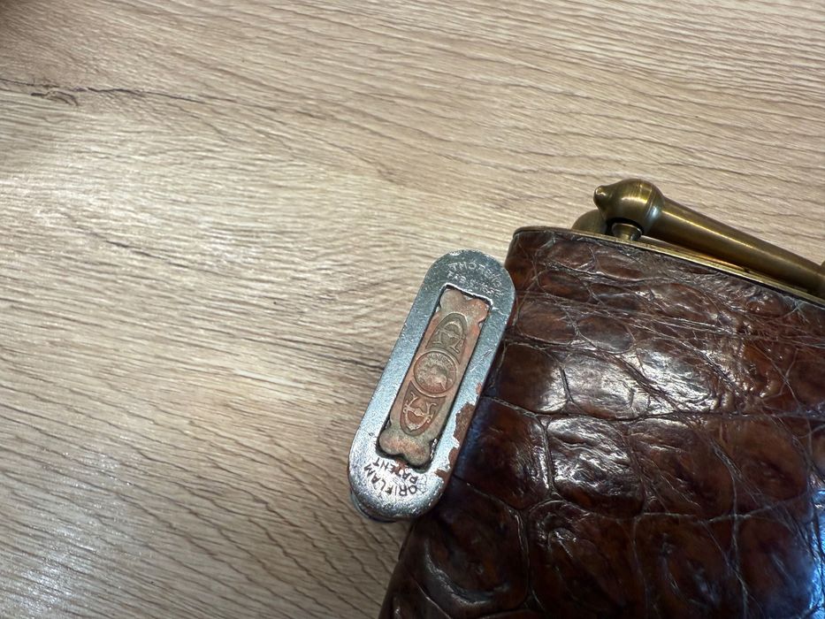Brichete de colectie Thorens si bricheta de masa
1930 Alama piele
