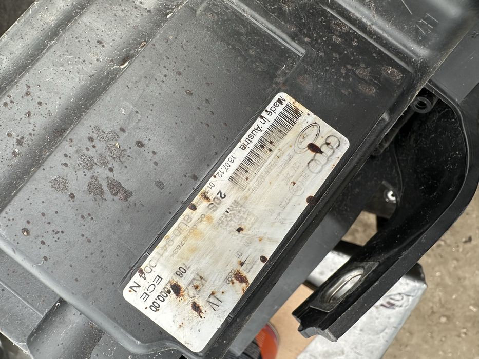 Десен или ляв Фар Audi Q3 8U 2012-2016 добро състояние 8U0941004