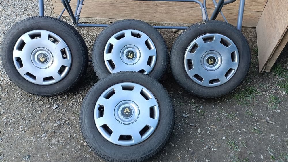 Vând 4 roți de iarnă 195/65/R15 cu capace originale Renault