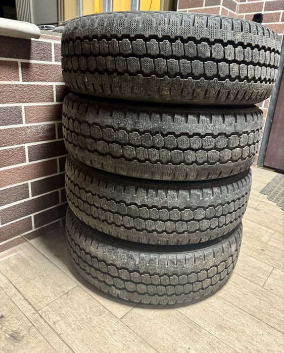 Продам зимние шины Triangle 215/70/R16C