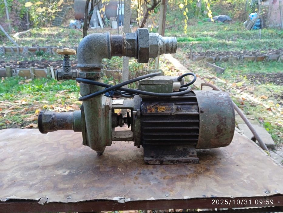 Центробежна водна помпа