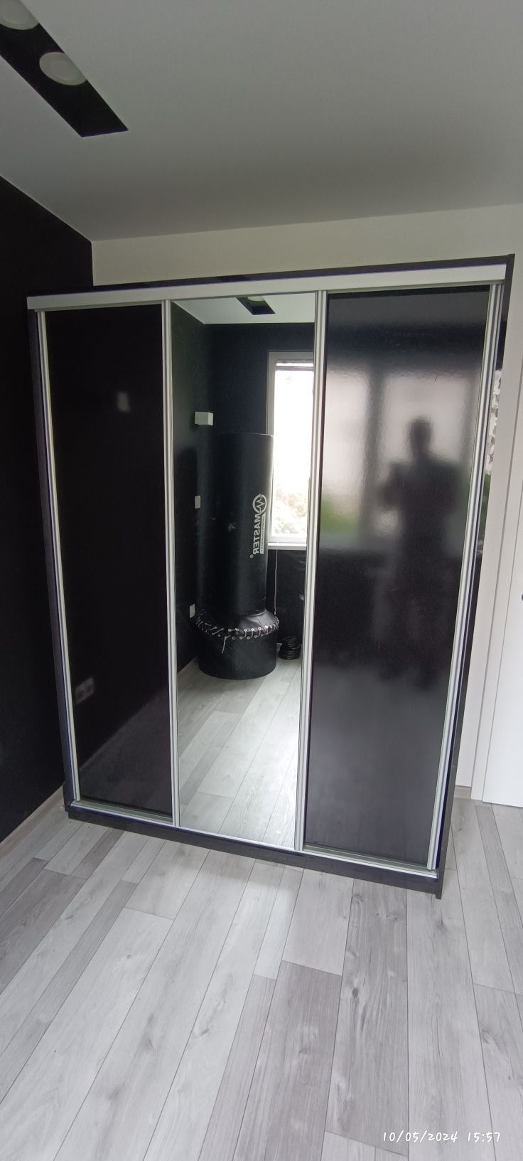 Трикрилен гардероб с плъзгащи врати и огледало