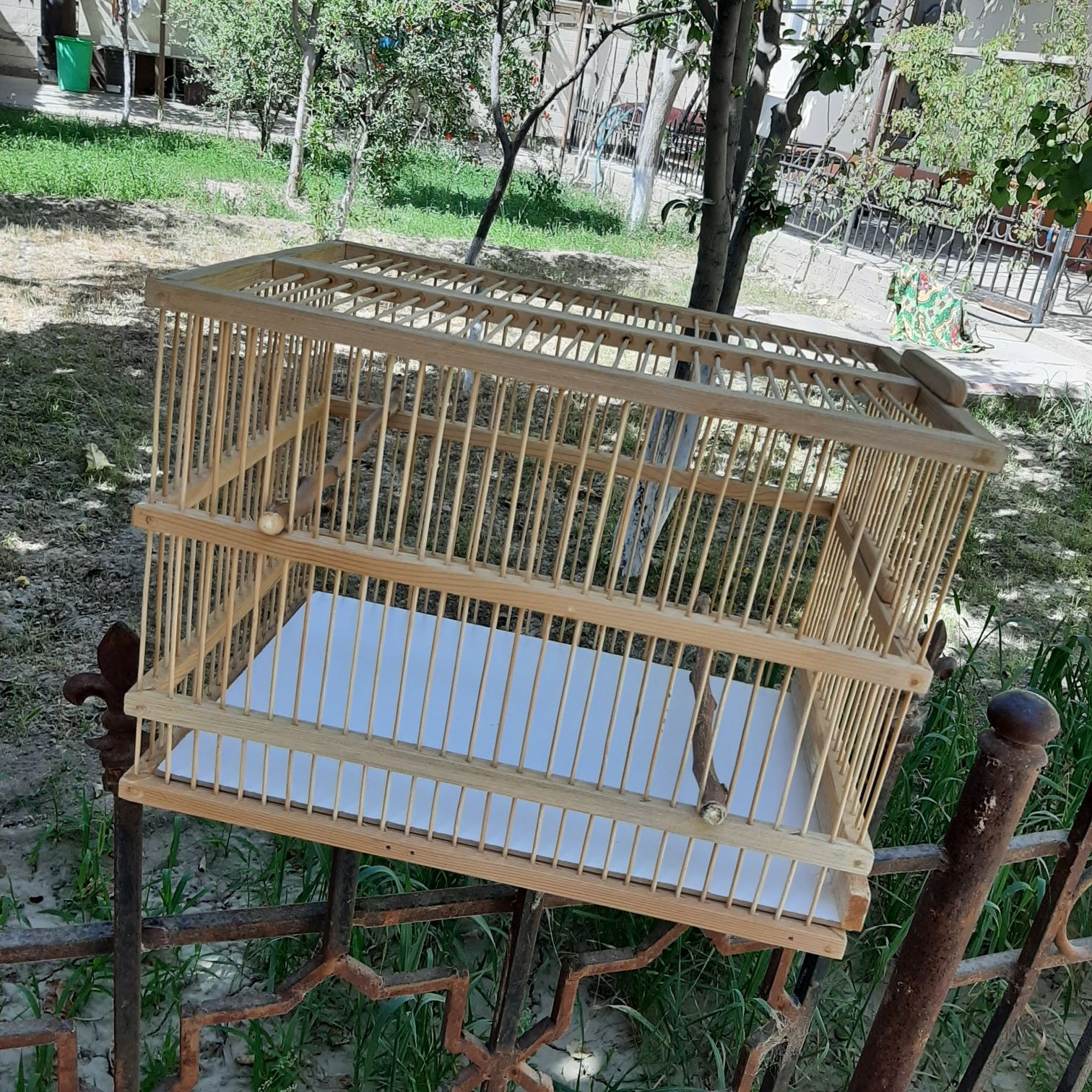 Qushlar uchun QAFAS sotiladi.