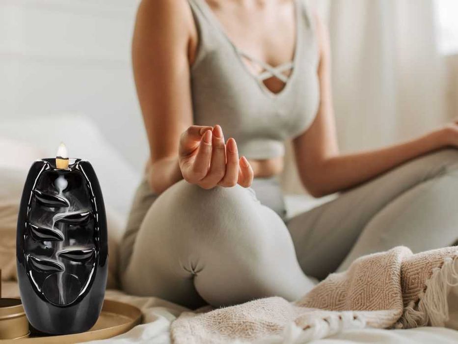 Arzator ceramic conuri parfumate cascada cu 10 conuri incluse negru