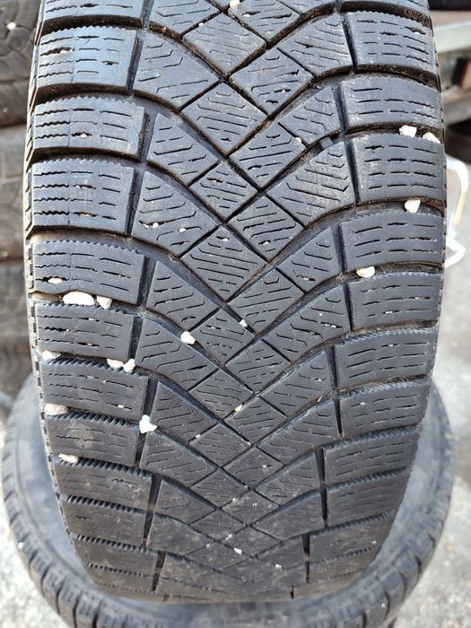 Продавам 2 зимни гуми 215/60/16 Pirelli
