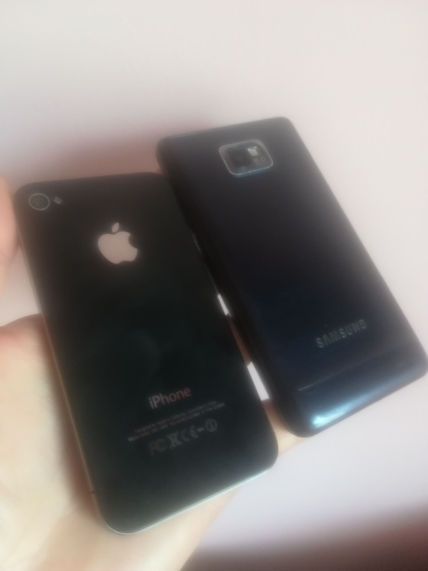 Samsung S2 Plus și iPhone 4