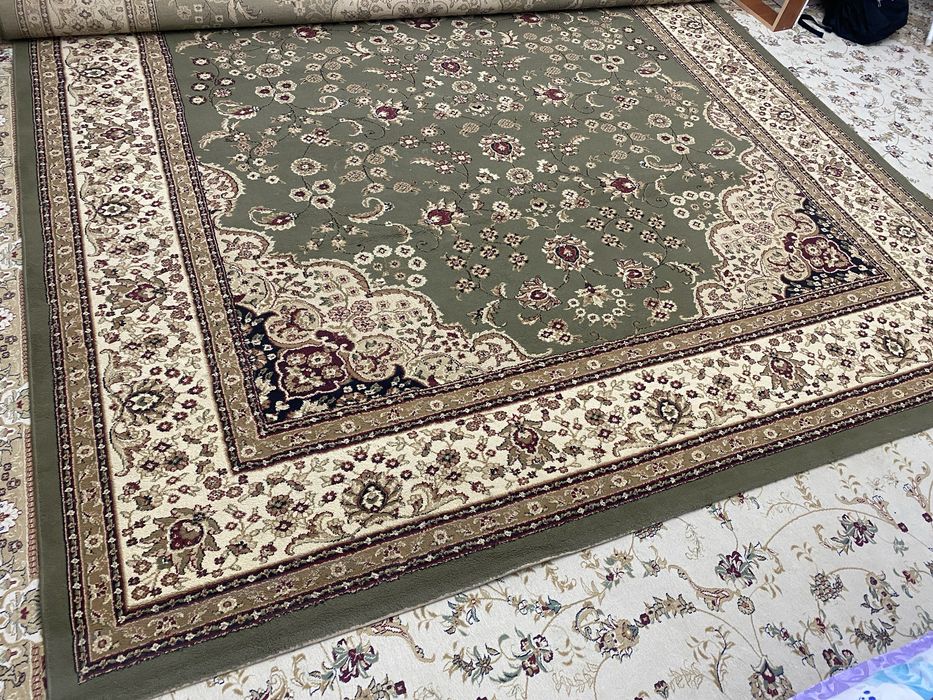 Кілем сатылады.         .