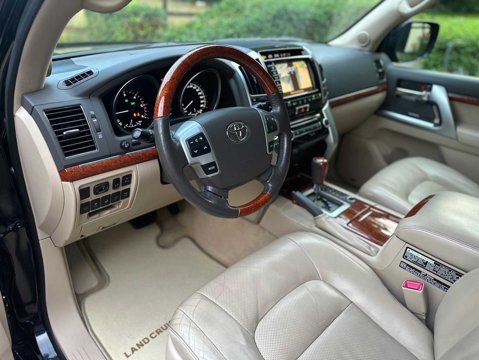 Toyota Land Cruiser J200  Facelift 2012  V8 4.5 Diesel 200k km 8 L TVA