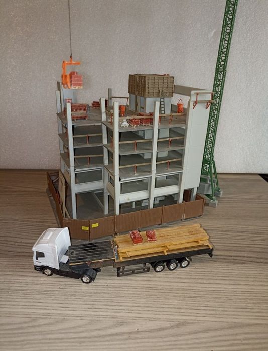 Diorama clădire în construcție kibri 8537 scara H0

Setul include clăd