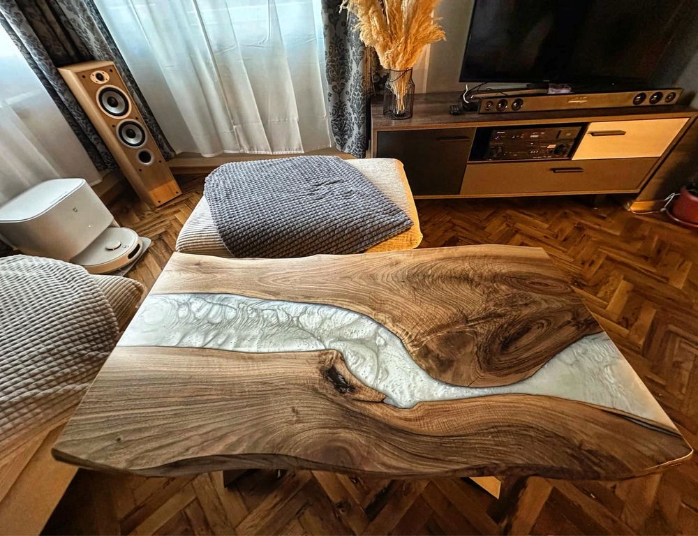 Уникална трапезна маса от орех и епоксидна смола