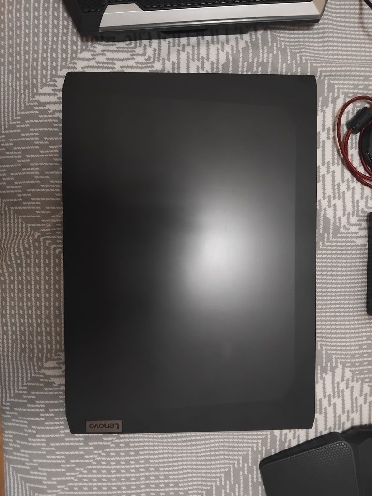Геймърски лаптоп Lenovo с добавени към него аксесоари