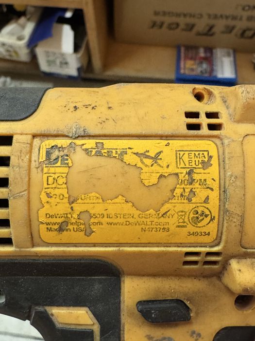 Гайковерт Dewalt 18v , 2 батерии по 5 ампера и зарядно