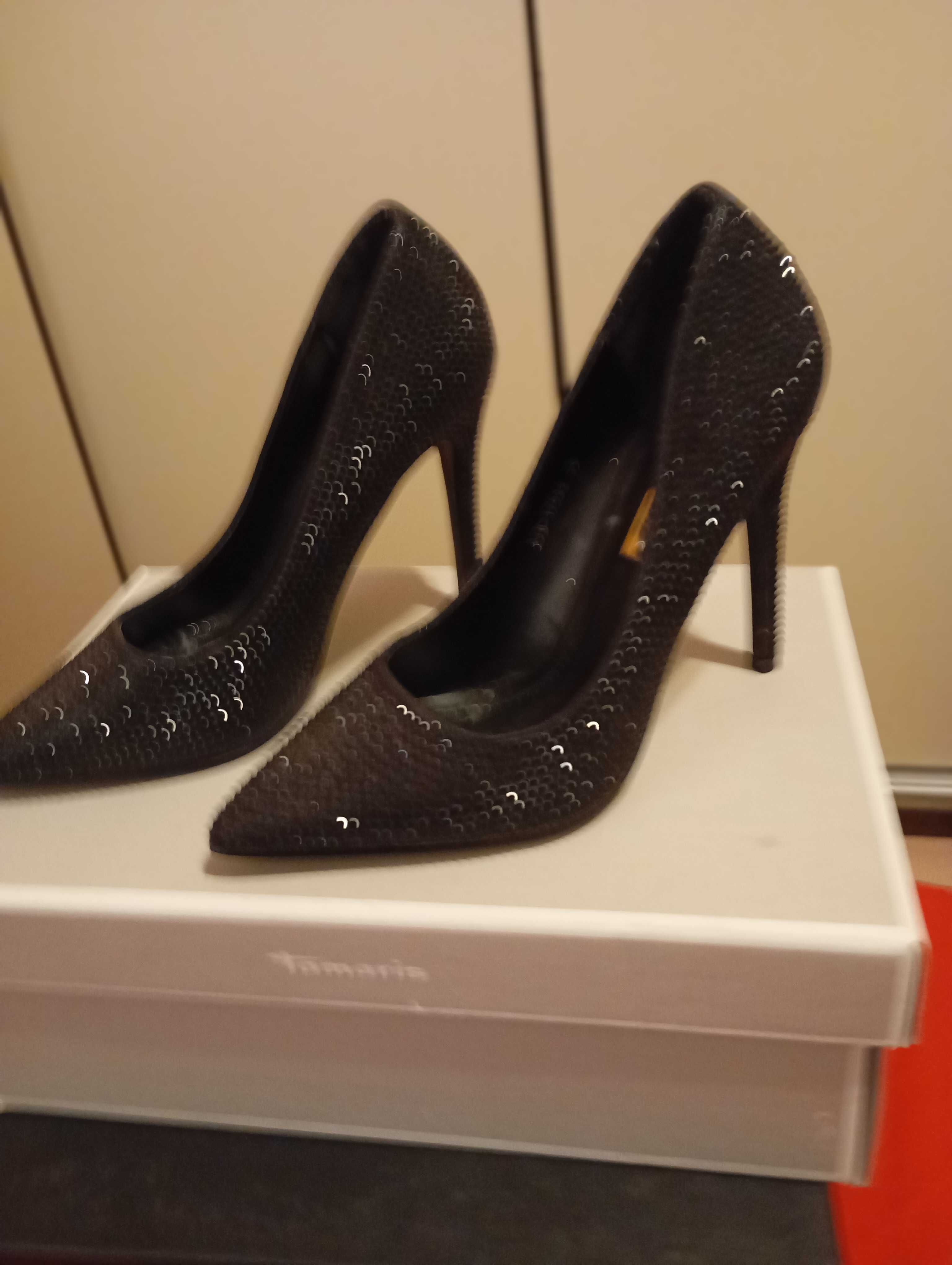 Pantofi superbi și eleganți Stiletto