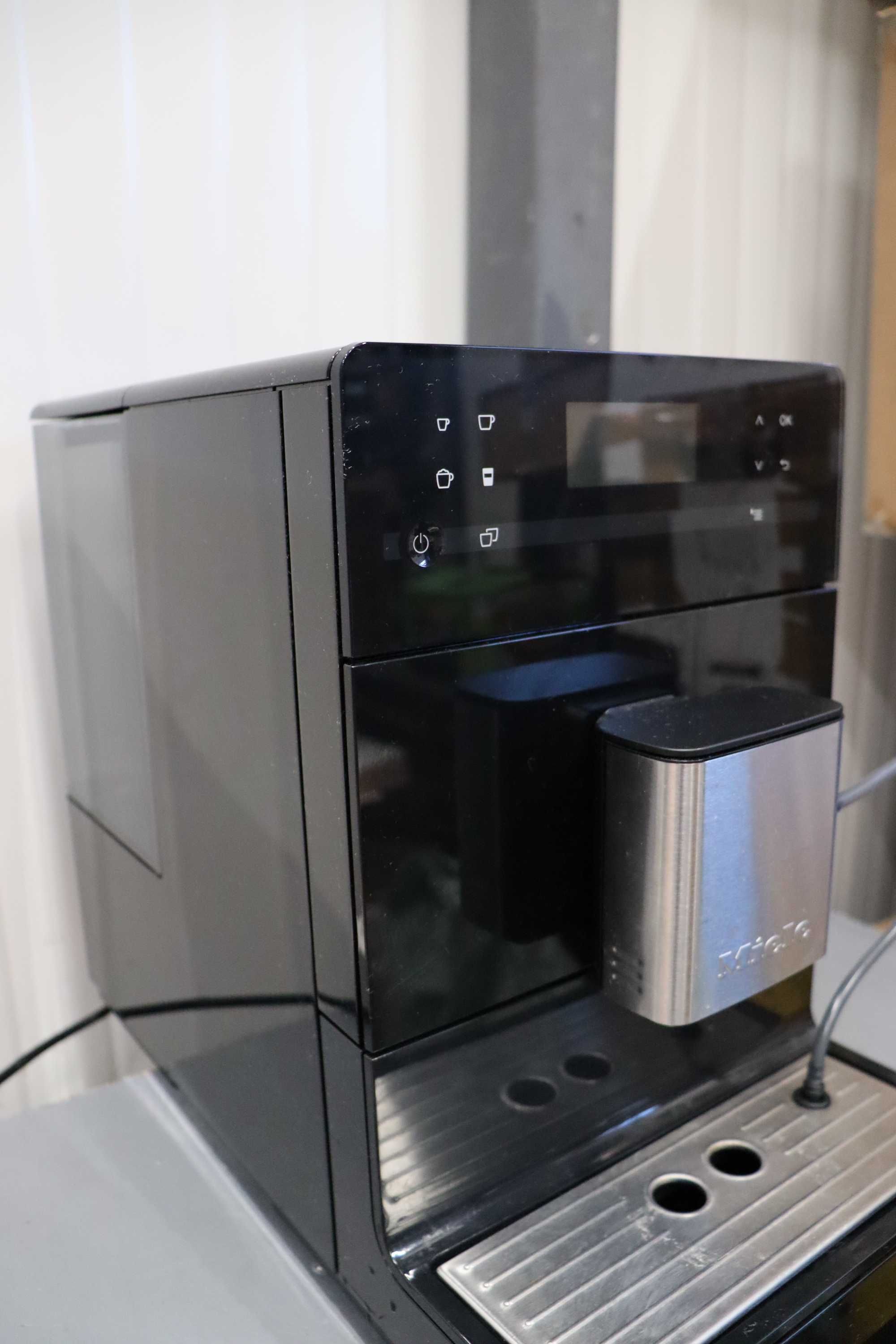 Автоматична кафемашина Miele CM5 OneTouch for Two, AromaticSystem