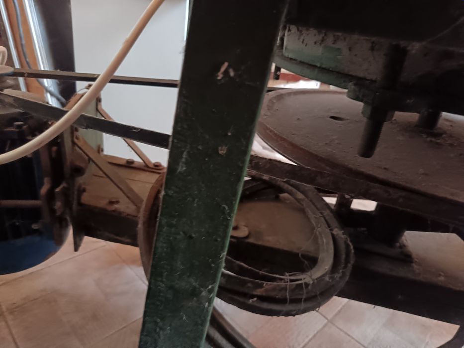 Vând moară cu pietre pentru măcinat cereale în stare perfectă.