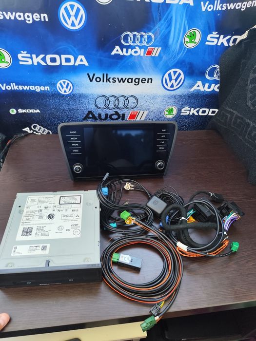 Vând navigație mib2 display+ unitate+ camera oem spate Skoda Carplay A