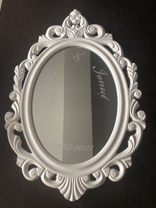 Oglinda de mireasa gravata cu numele mirilor si data evenimentului