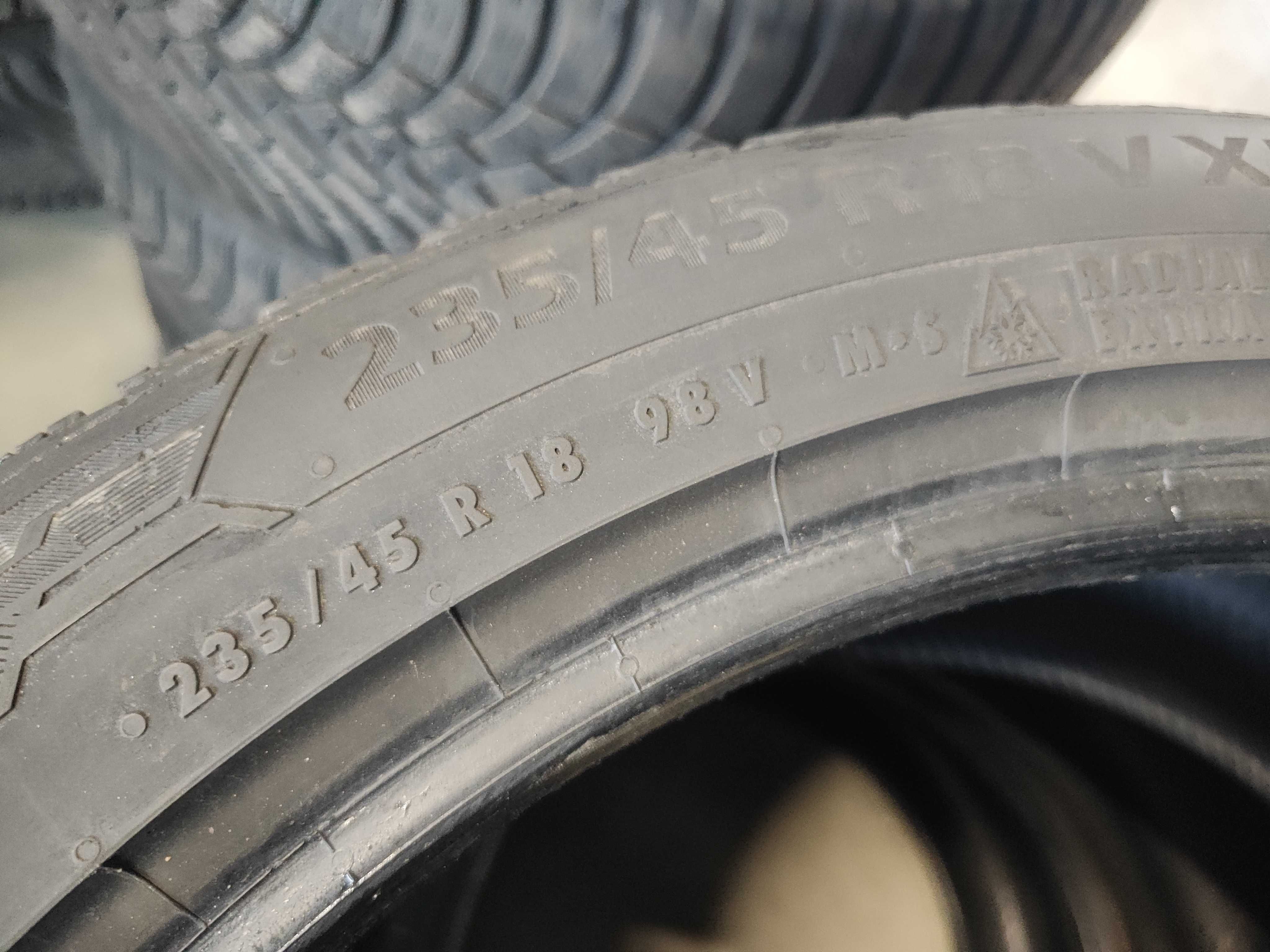 2бр. зимни гуми 235/45/18 Barum