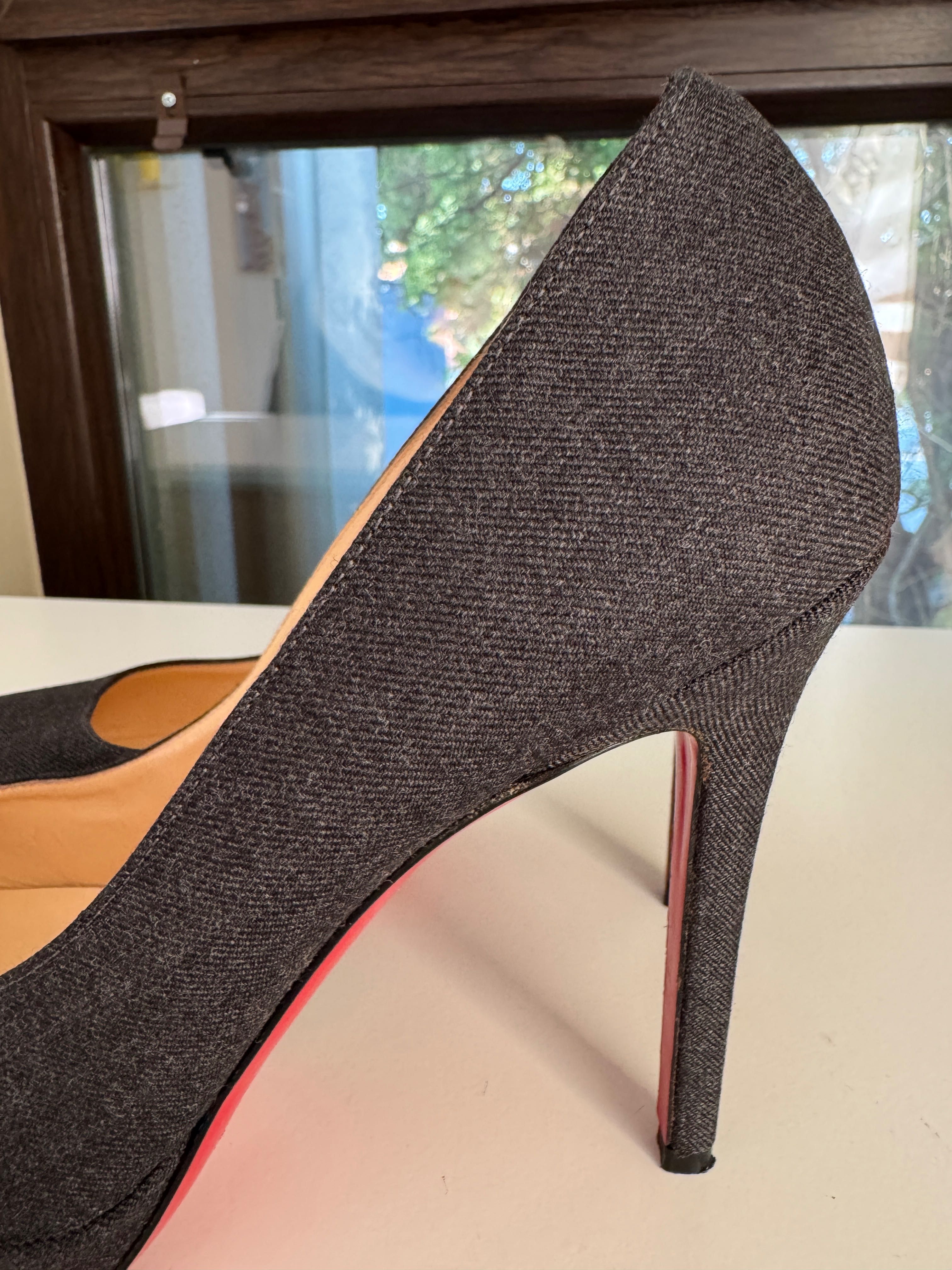 Christian Louboutin ток, 38-размер, оригинални