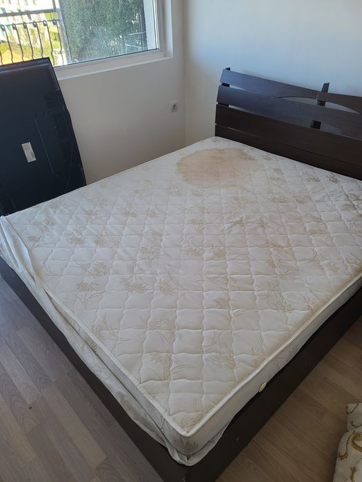 Налични са безплатно легло и матрак.