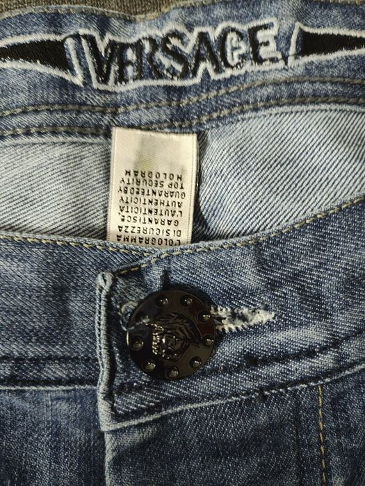 Blugi Versace pentru barbari