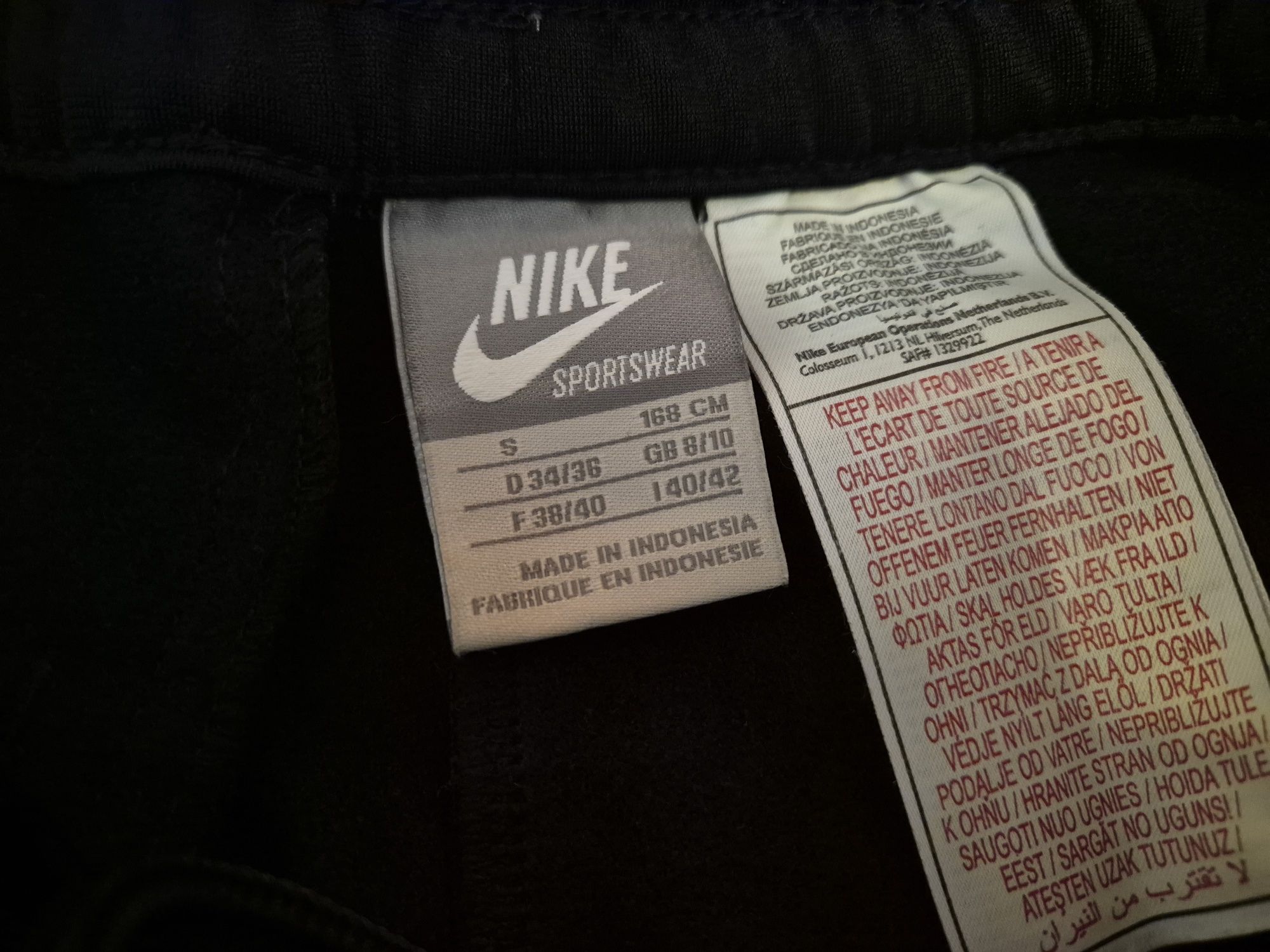 НОВО Долнище Nike - S