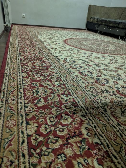 Срочно продаю из дома диван и коверы