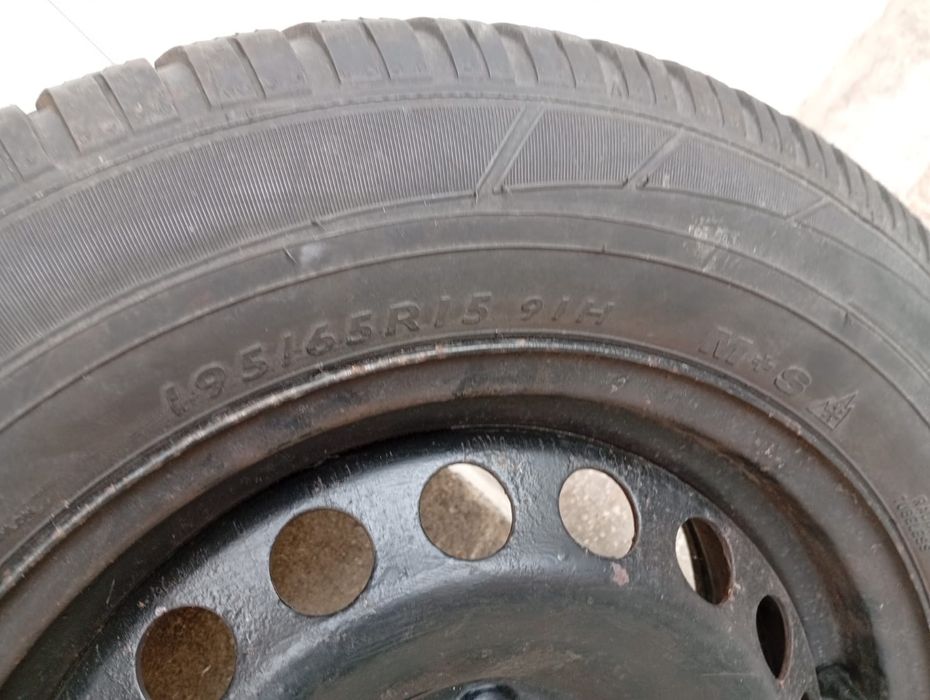 Vând set roti 195/65R15 jante otel se potrivesc pe wv