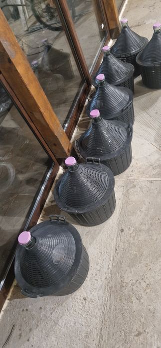 Продавам  Дамаджани 25 л