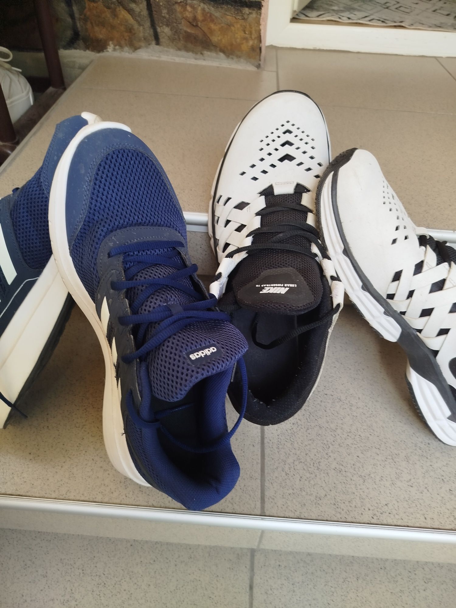 Маратонки Adidas и Nike